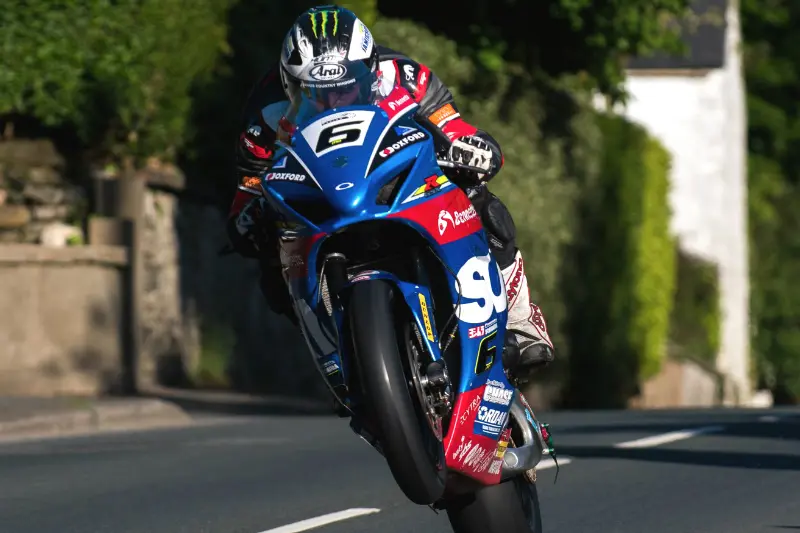 michael dunlop bennetts suzuki tt 2017 1