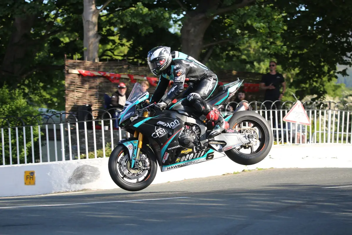 michael dunlop iomtt 2023 practice jump ballaugh bridge