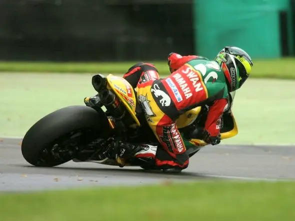 michael laverty race1 cadwell park 2011 3