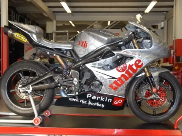 parkingo triumph daytona 675