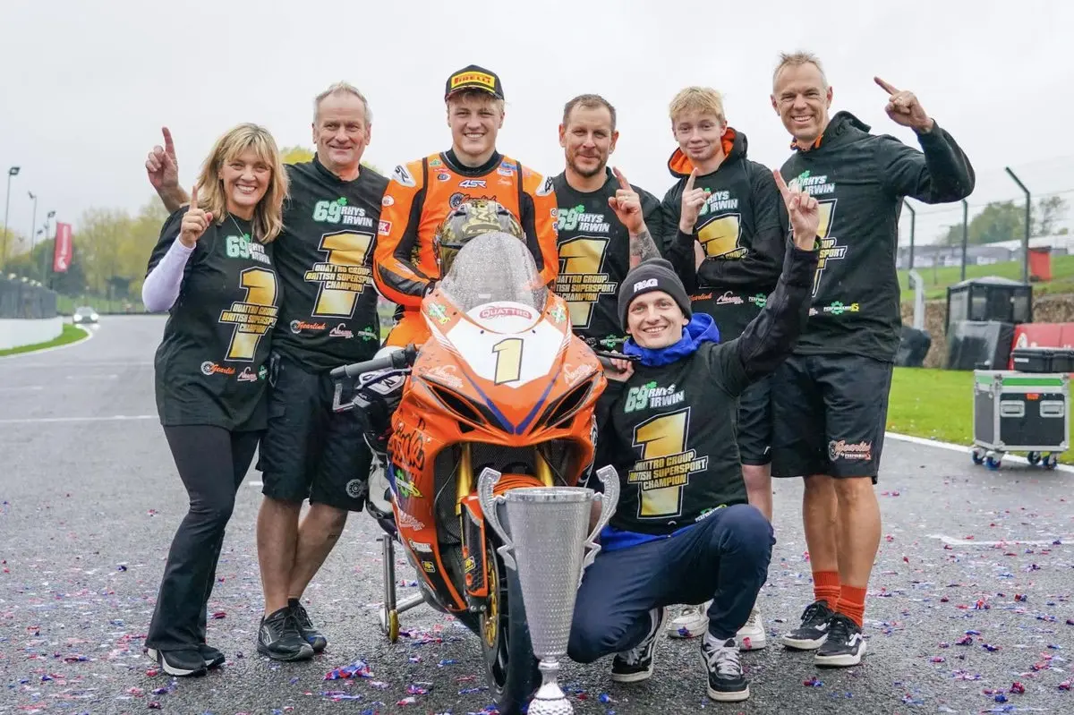 Storico titolo Suzuki nel British Supersport con un pilota... appiedato!