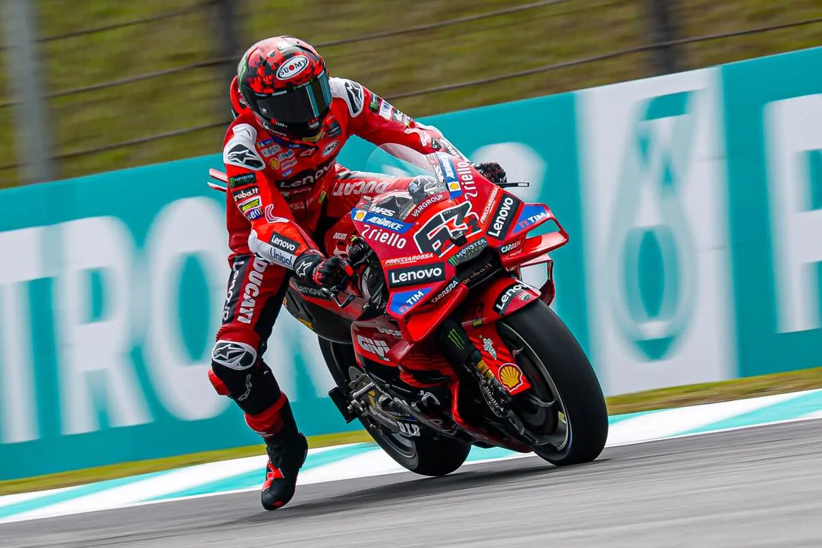 MotoGP Sepang: ruggito Bagnaia e pole che serviva, Aprilia che disastro