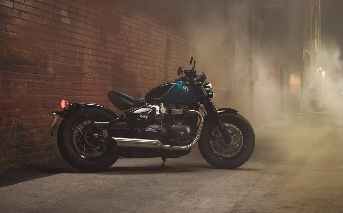 Triumph Bonneville Bobber diventa più muscolosa ma è anche per patentati A2