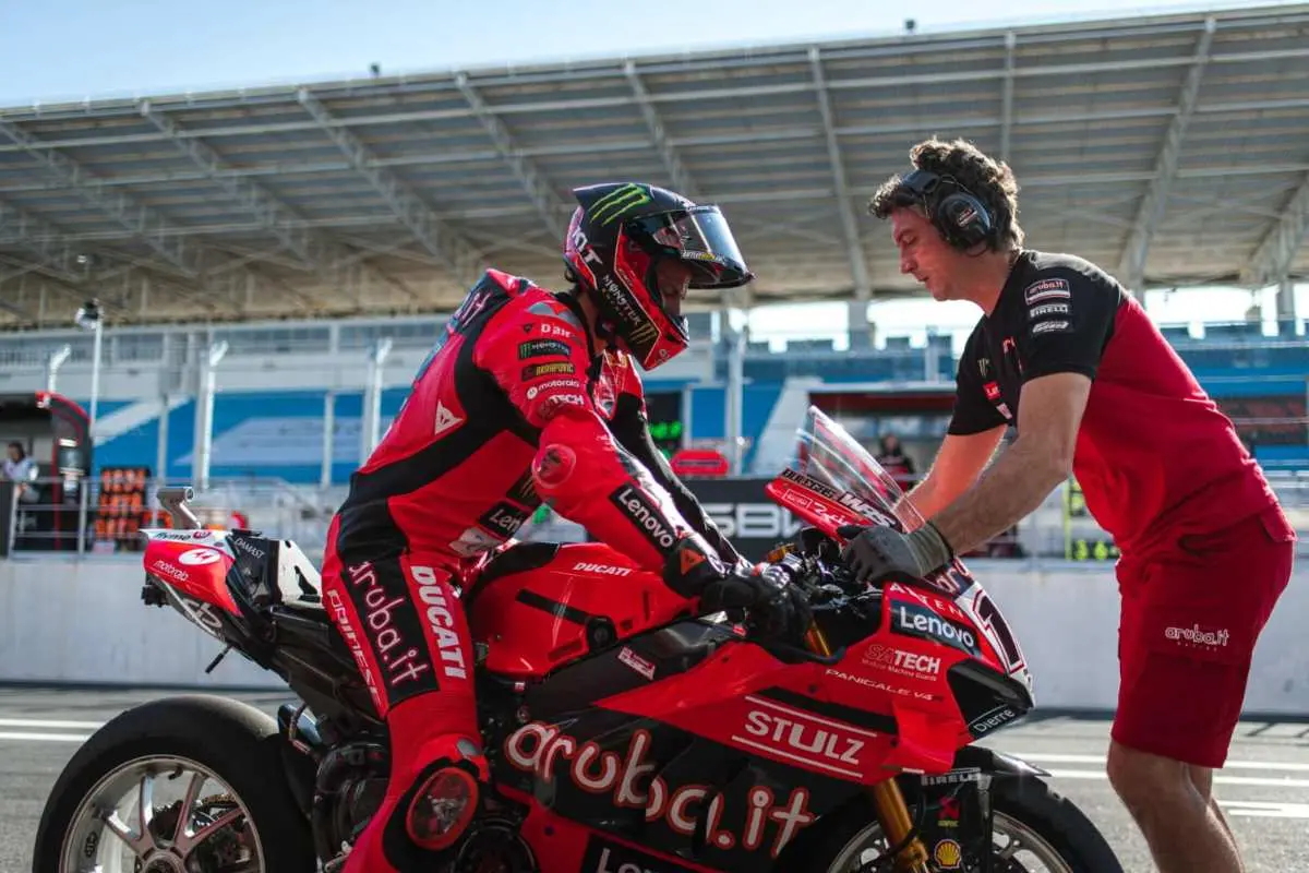 Superbike, Bulega e il caso della bandiera a scacchi: "Un errore"