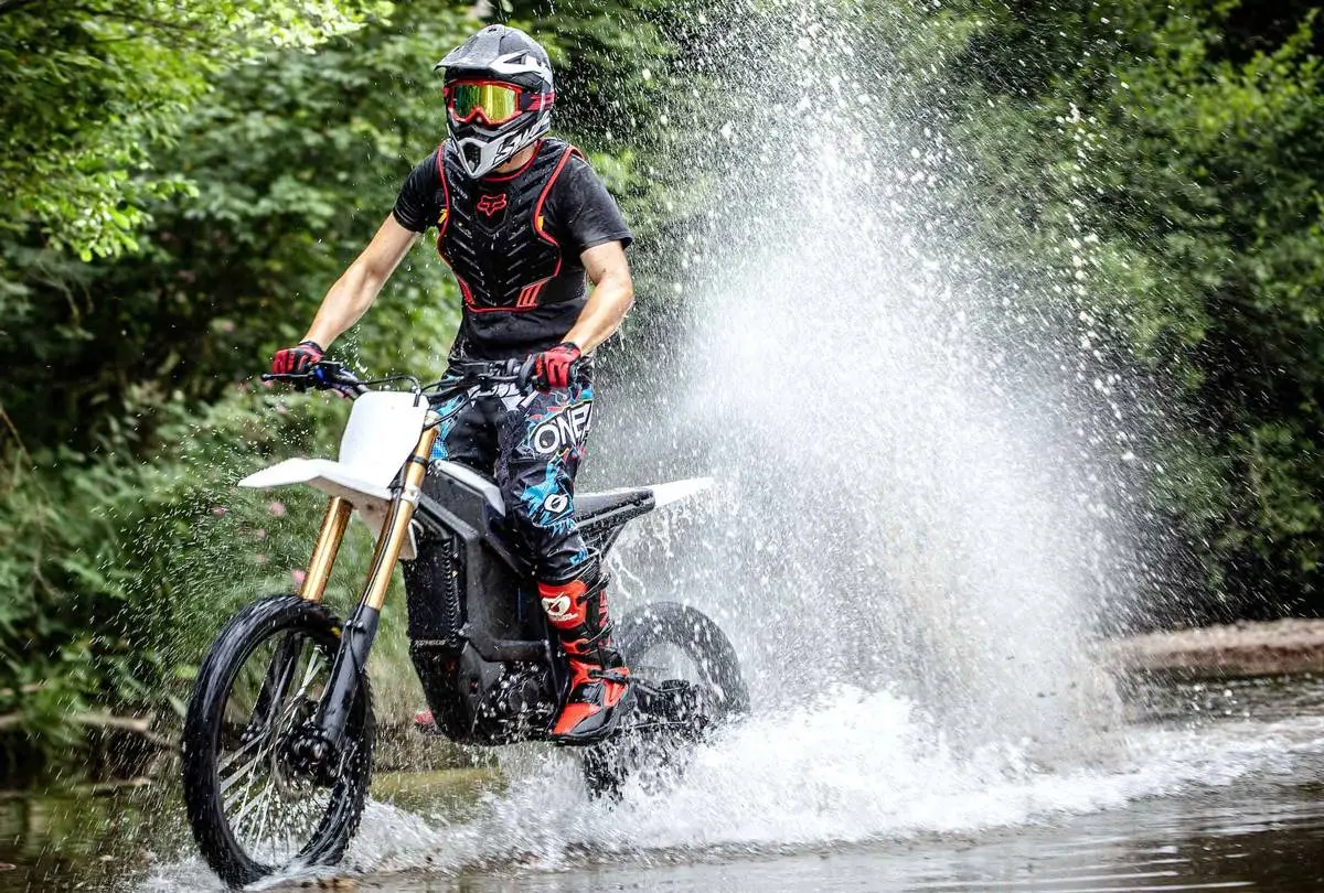 Talaria svela a EICMA la Komodo TL6000: enduro elettrica L3e da 100 km di autonomia e telaio aeronautico