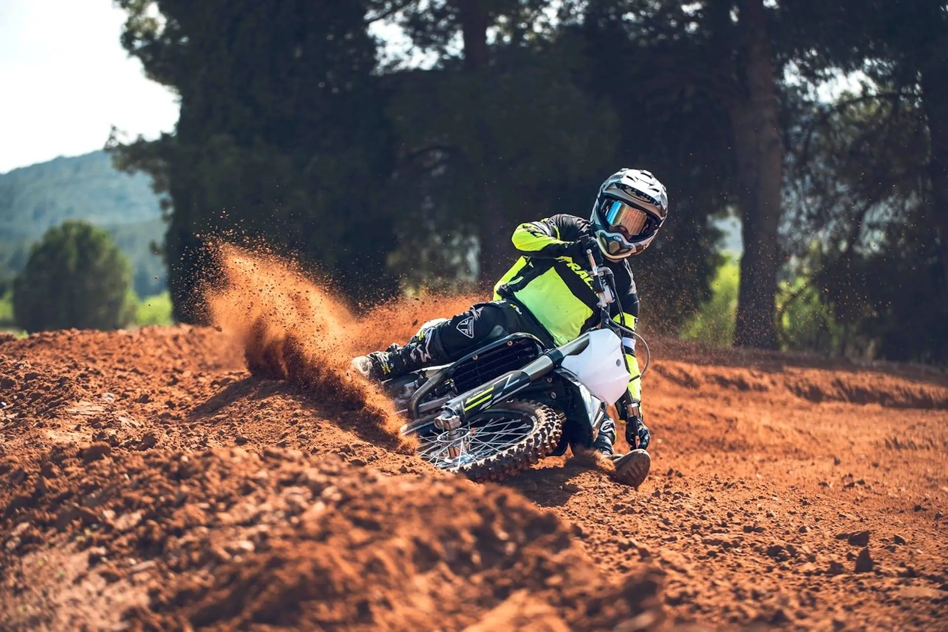 Triumph alza l’asticella nel settore motocross: ad EICMA debutta la nuova TF 450 X