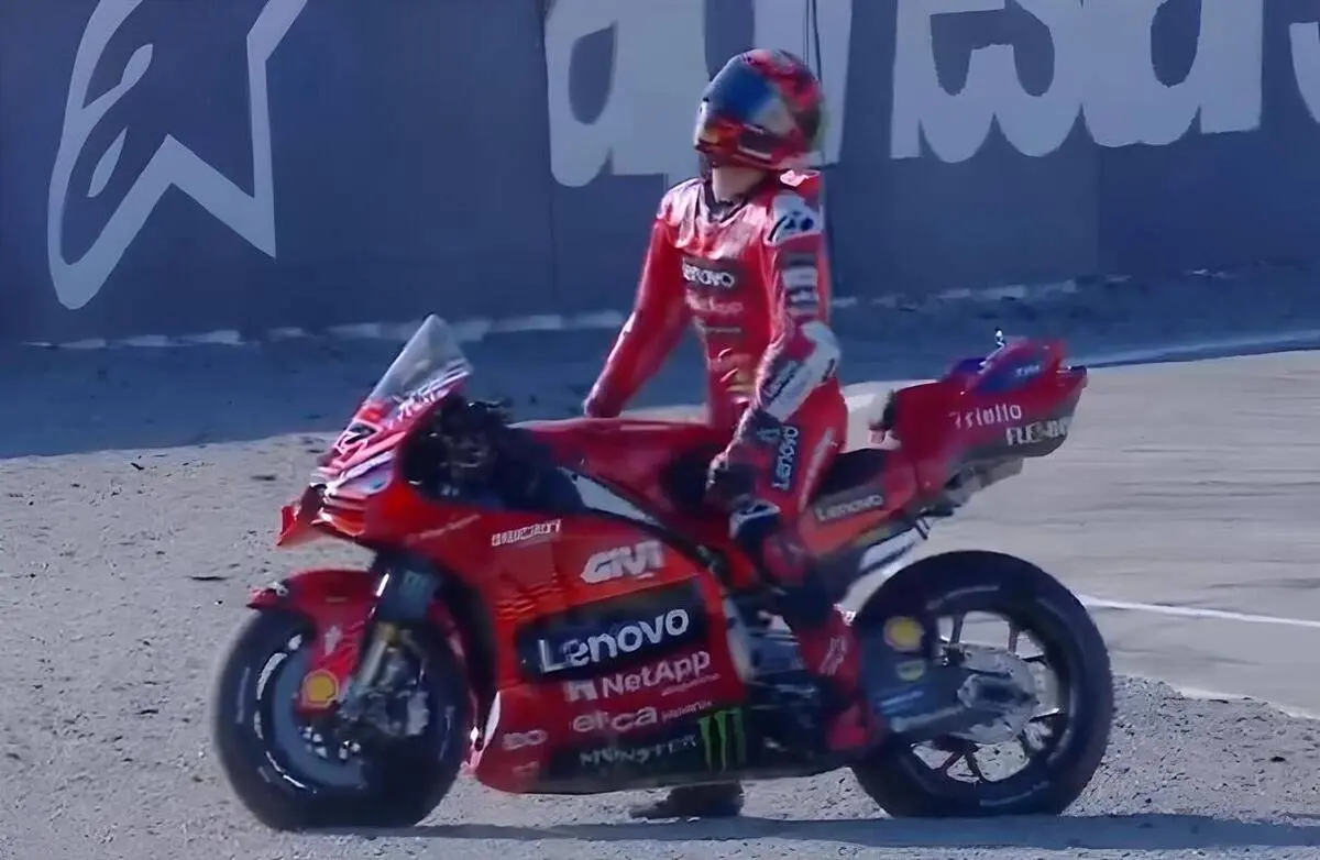 Disperazione Bagnaia, ruggito Bezzecchi: le due facce delle qualifiche a Valencia