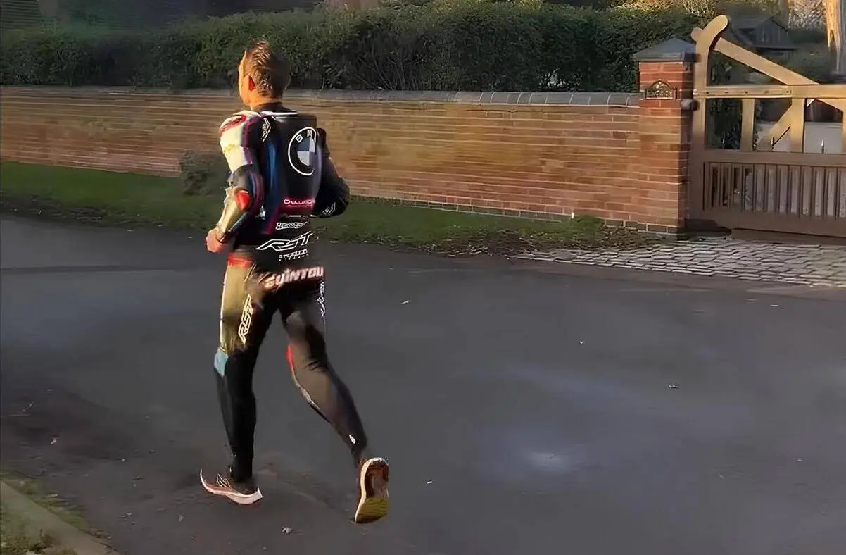 Sylvain Guintoli, la Maratona di Londra 2026 in tuta in memoria del figlio Luca