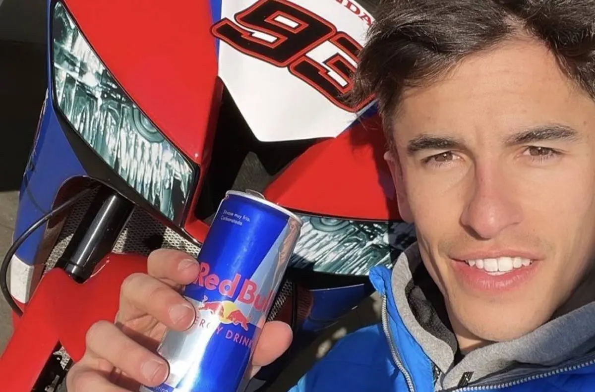 Marquez beve una Red Bull