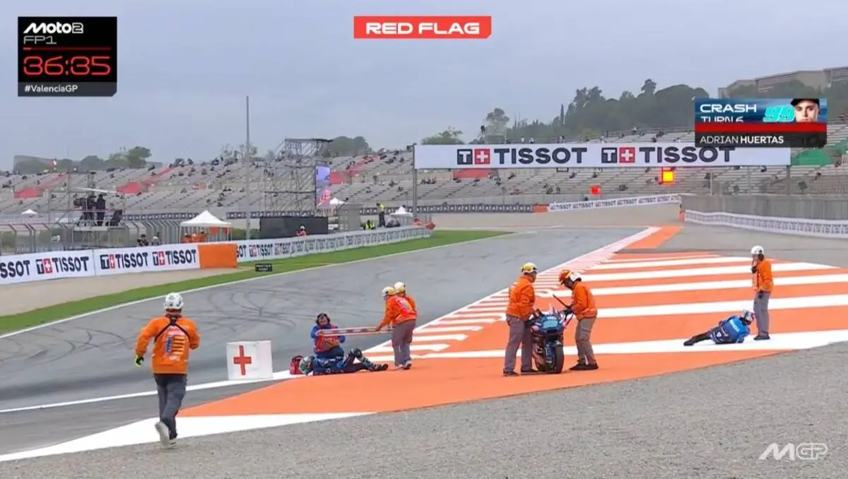 Moto2, Huertas che botto a Valencia: doppia frattura, GP finito e operazione in arrivo
