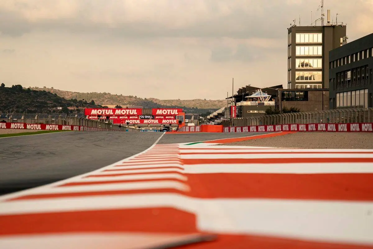 Valencia accende il gran finale MotoGP, occhio all'ultima sfida Moto2: gli orari TV e streaming