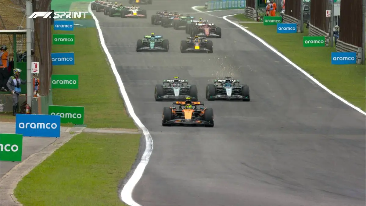 Sprint folle a Interlagos: Norris trionfa tra pioggia e bandiere rosse, Piastri KO e titolo riaperto