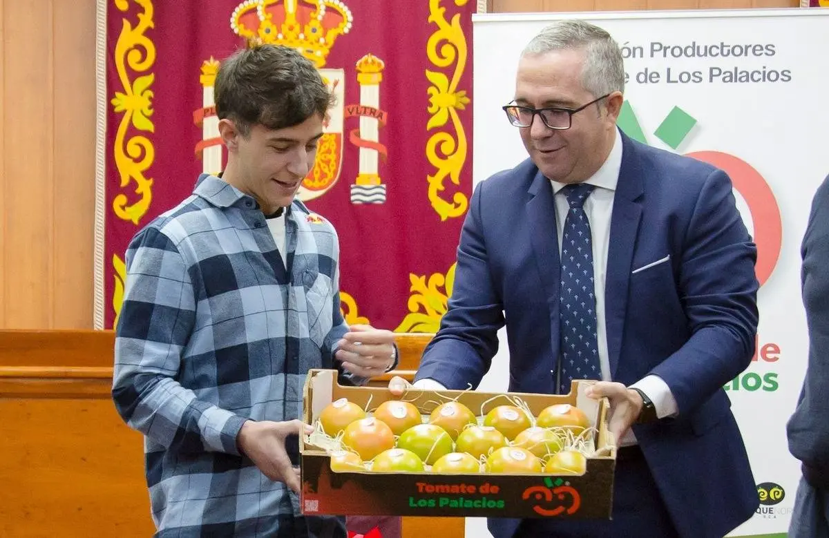 From the Moto3 title... to tomatoes! Los Palacios celebrates Rueda with the town symbol