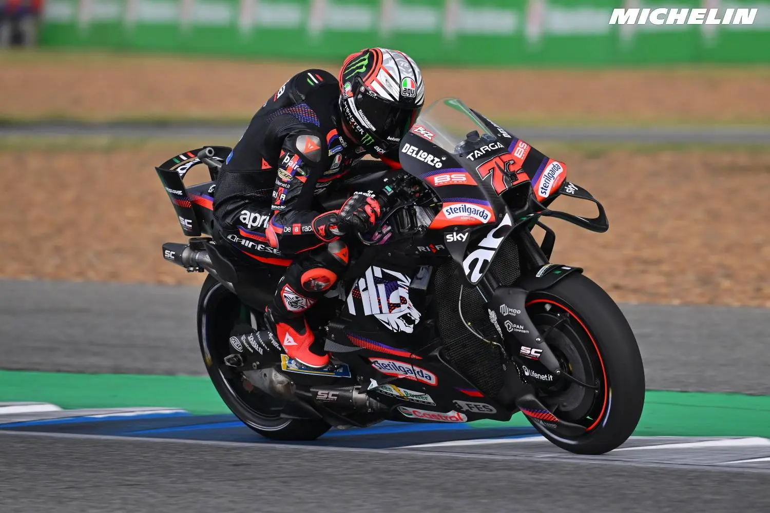 Tra cadute e colpi di scena: Bezzecchi firma la prima pole 2026, Aprilia brilla, Bagnaia nei guai
