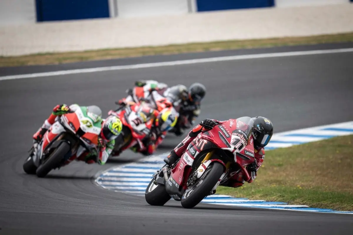 Australia gara 2: Bulega non teme la pioggia, Ducati senza avversari