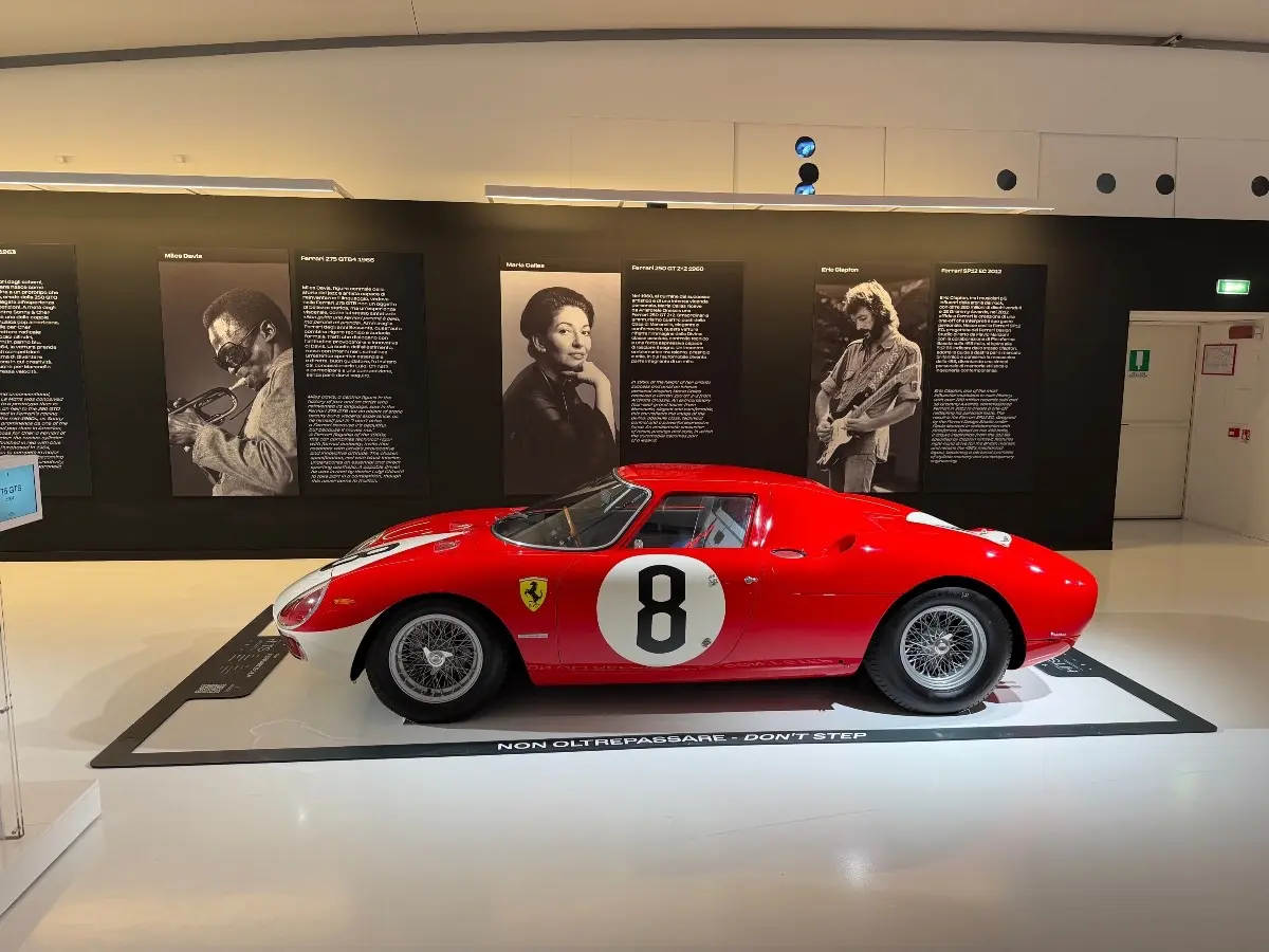 Mezza Maratona d’Italia, in 15.000 al via lungo le strade del mito. Al Museo Le Ferrari dei grandi del rock