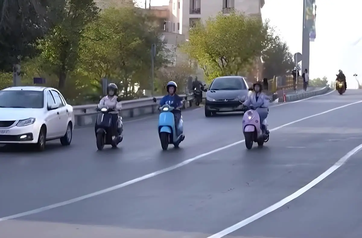 Women in the Saddle in Iran: the government legalizes motorcycle licenses, a symbol of freedom