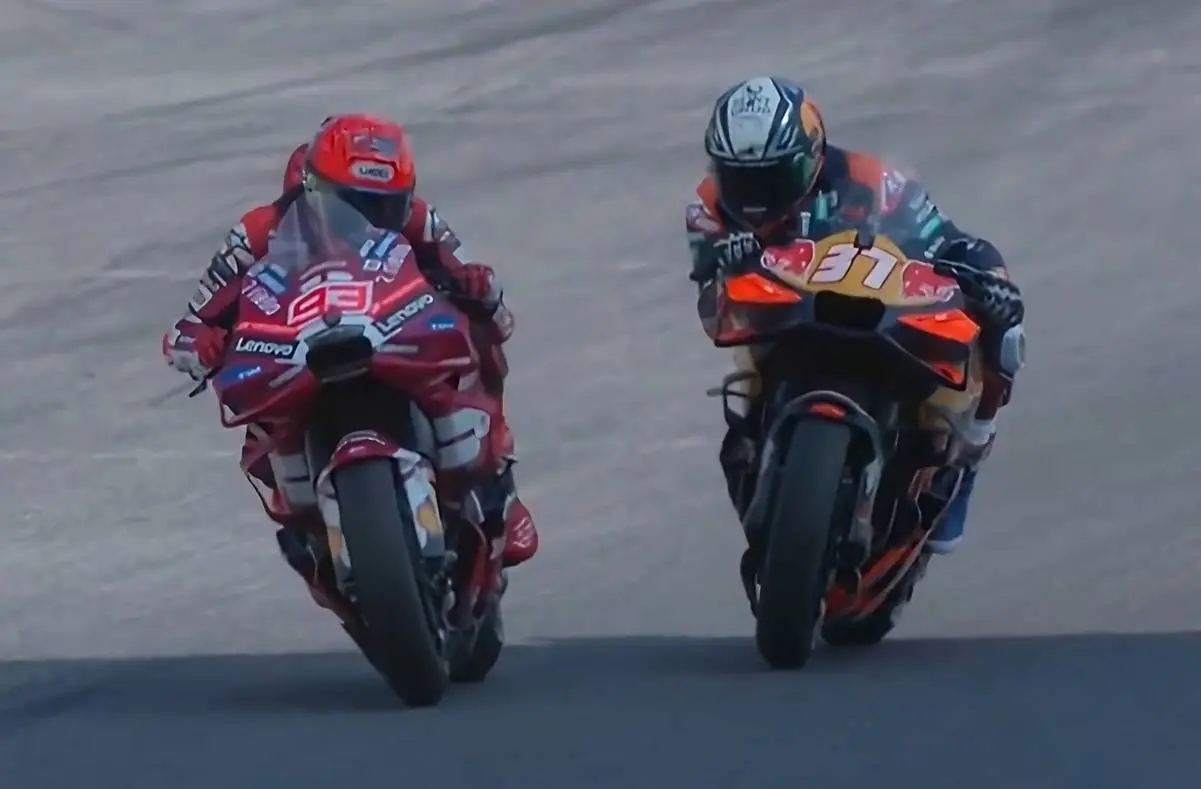 Scorching Sprint, fierce duel and a final penalty: Acosta triumphs over Marquez, Bezzecchi throws it all away