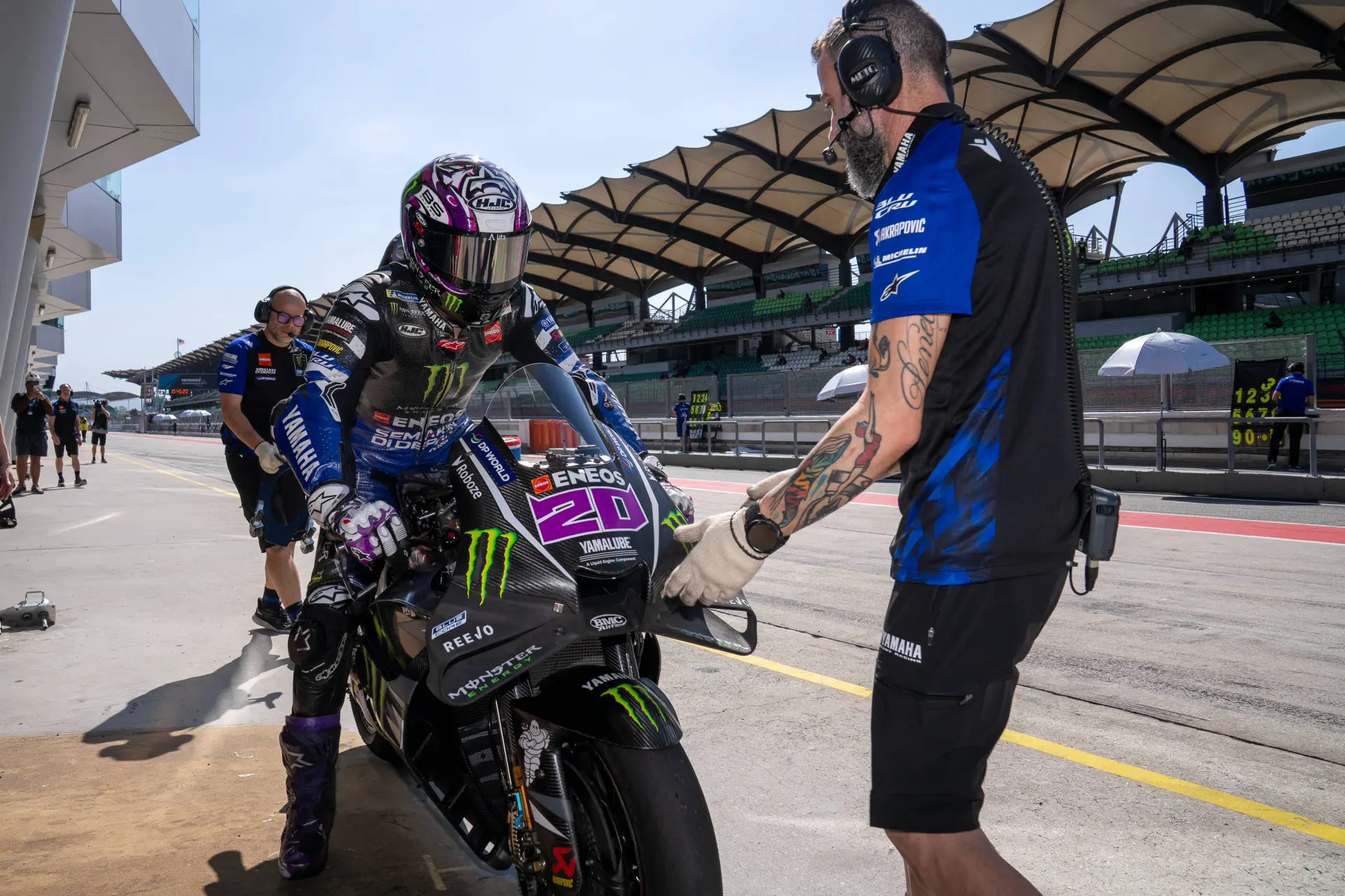 Yamaha, what a mess—everyone in the pits! V4 under scrutiny and riders sidelined: the situation