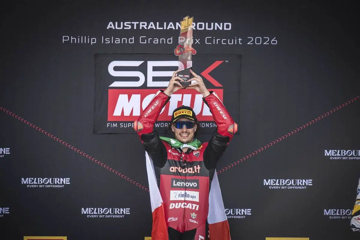 Bulega re di Phillip Island, raggiunto Max Biaggi: l'unica "minaccia" è la pioggia