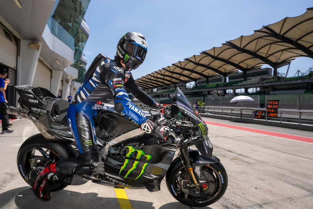 Yamaha riparte con cautela, scivolata per Marquez, record assoluto nel mirino
