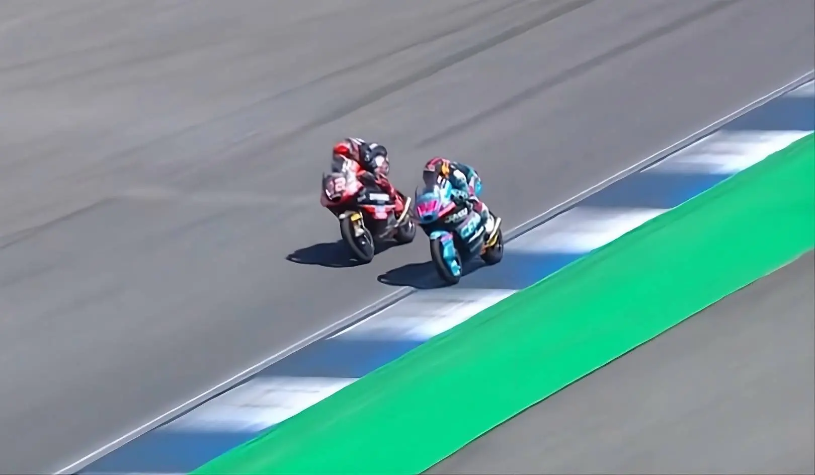 Red-hot Moto3 duel: Almansa edges Quiles at the photo finish, Italians off the pace