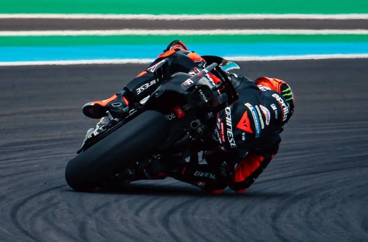 Aprilia infiamma il Brasile: Bezzecchi spaziale, Martin brilla, pubblico da record