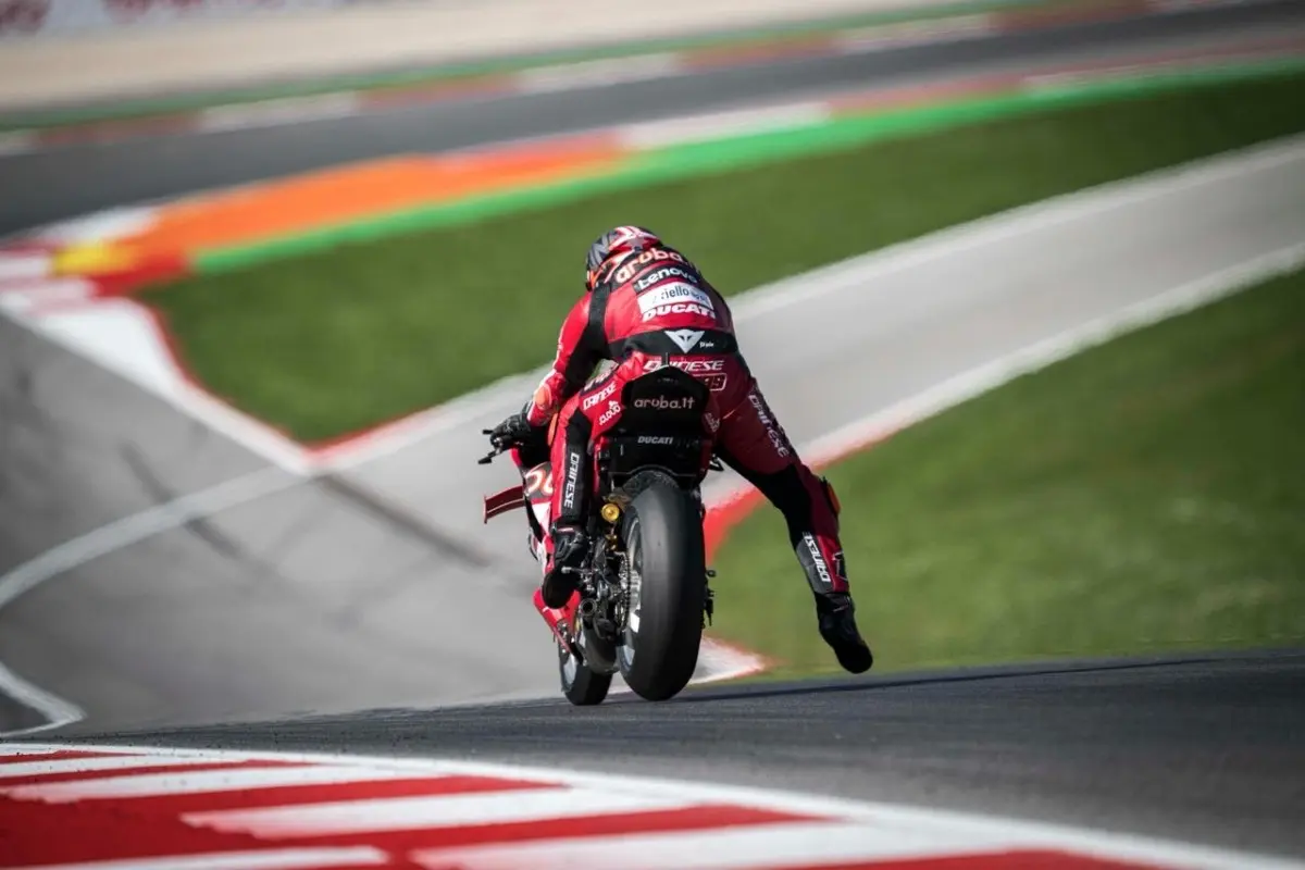 Portimao Gara 1:  Nicolò Bulega prepotente, in Superbike AAA avversari cercasi