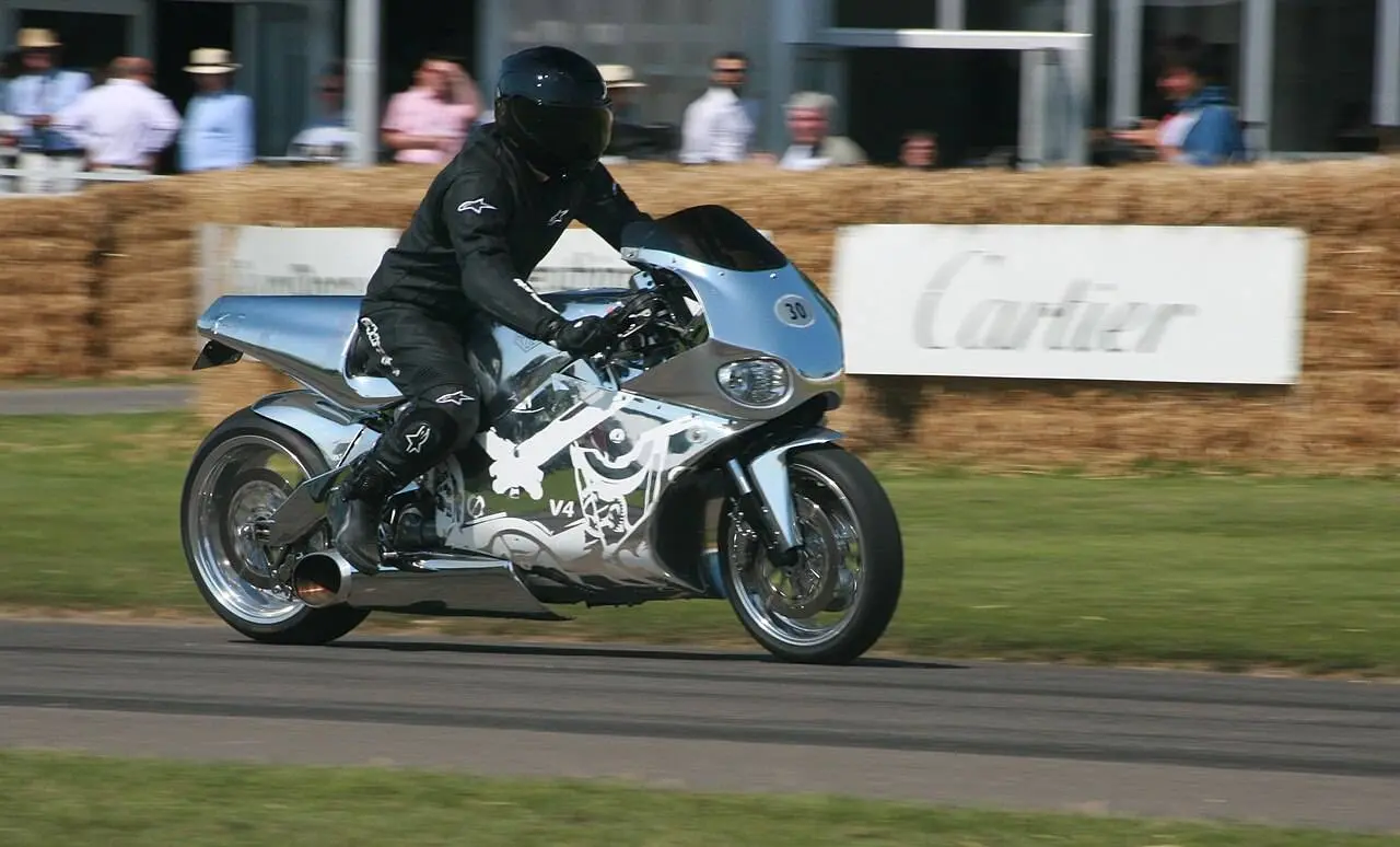 MTT Turbine Superbike: la moto con turbina d’elicottero che vola oltre i 439 km/h