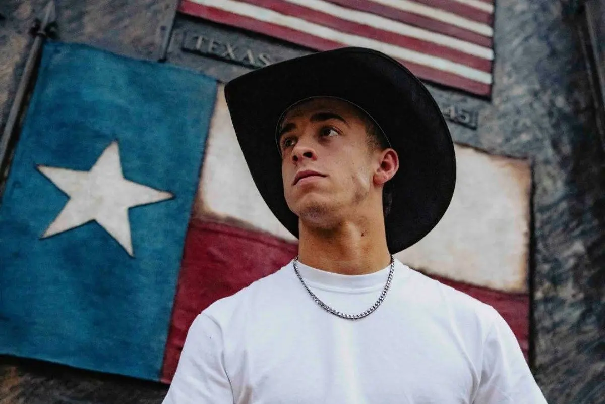 Pedro Acosta and the 'hot' T-shirt that ignites the paddock
