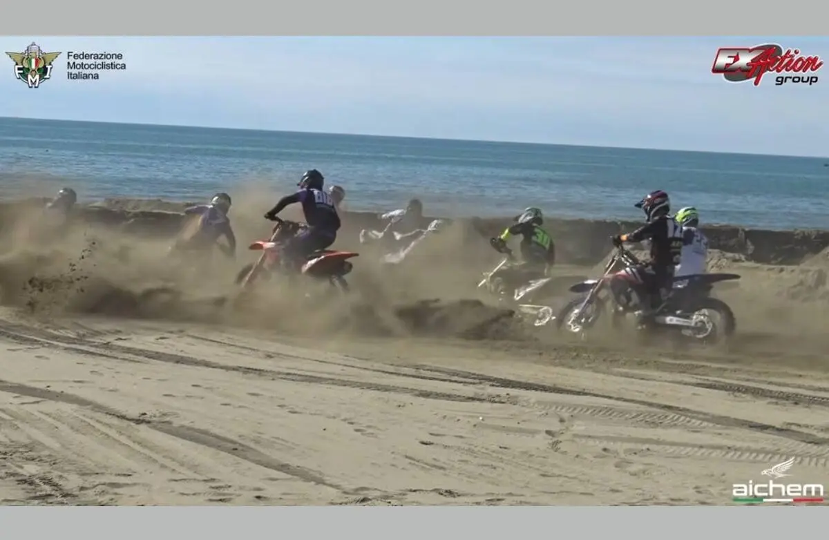 Motocross in spiaggia nel mirino: esplode la protesta dopo il Supermarecross a Maccarese