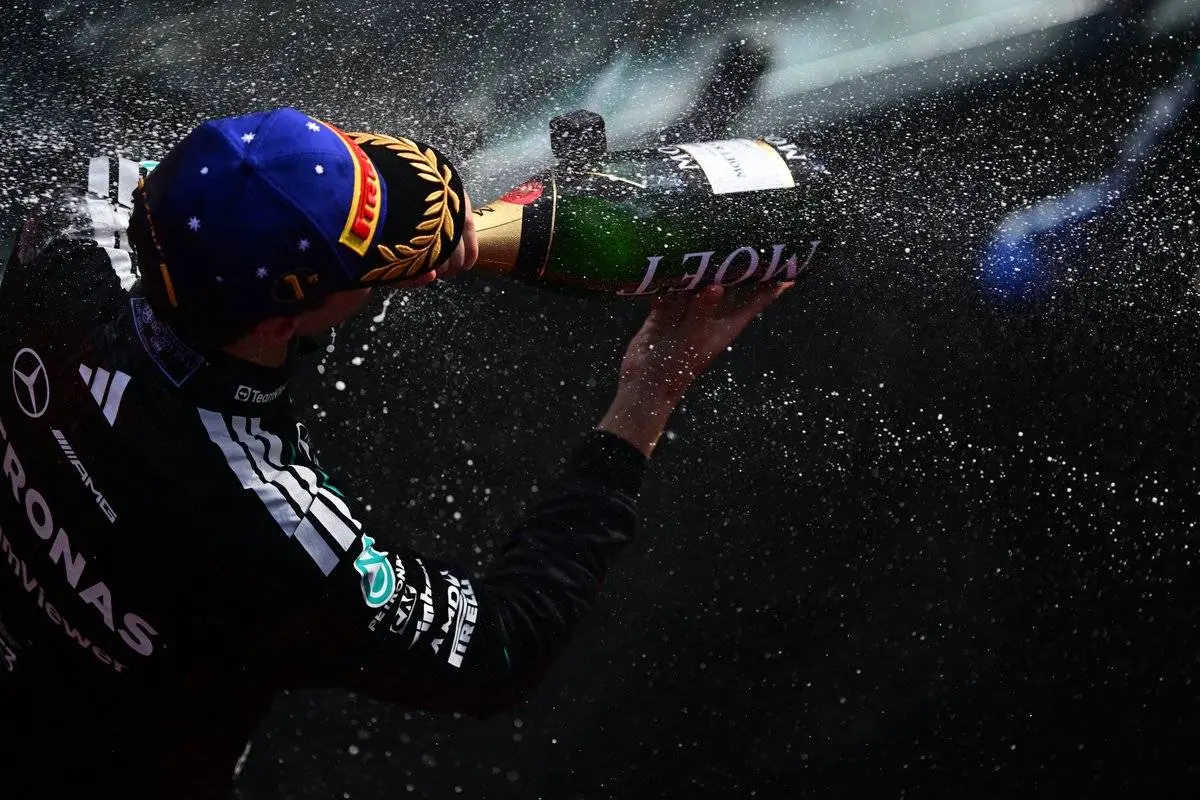 GP Australia shock: dominio Mercedes, polemiche su sorpassi “spettacolo” e piloti pedine del business