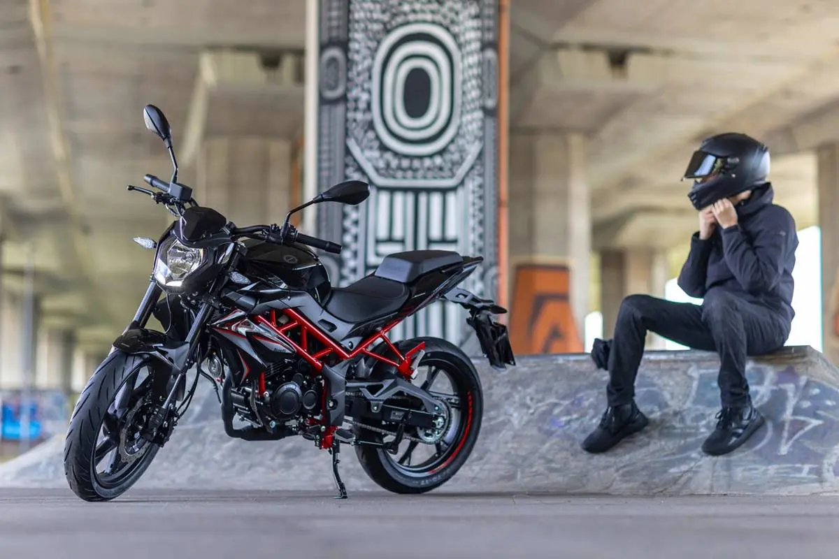 Piccole cilindrate, grande divertimento: 5 moto economiche ma moderne da comprare nel 2026