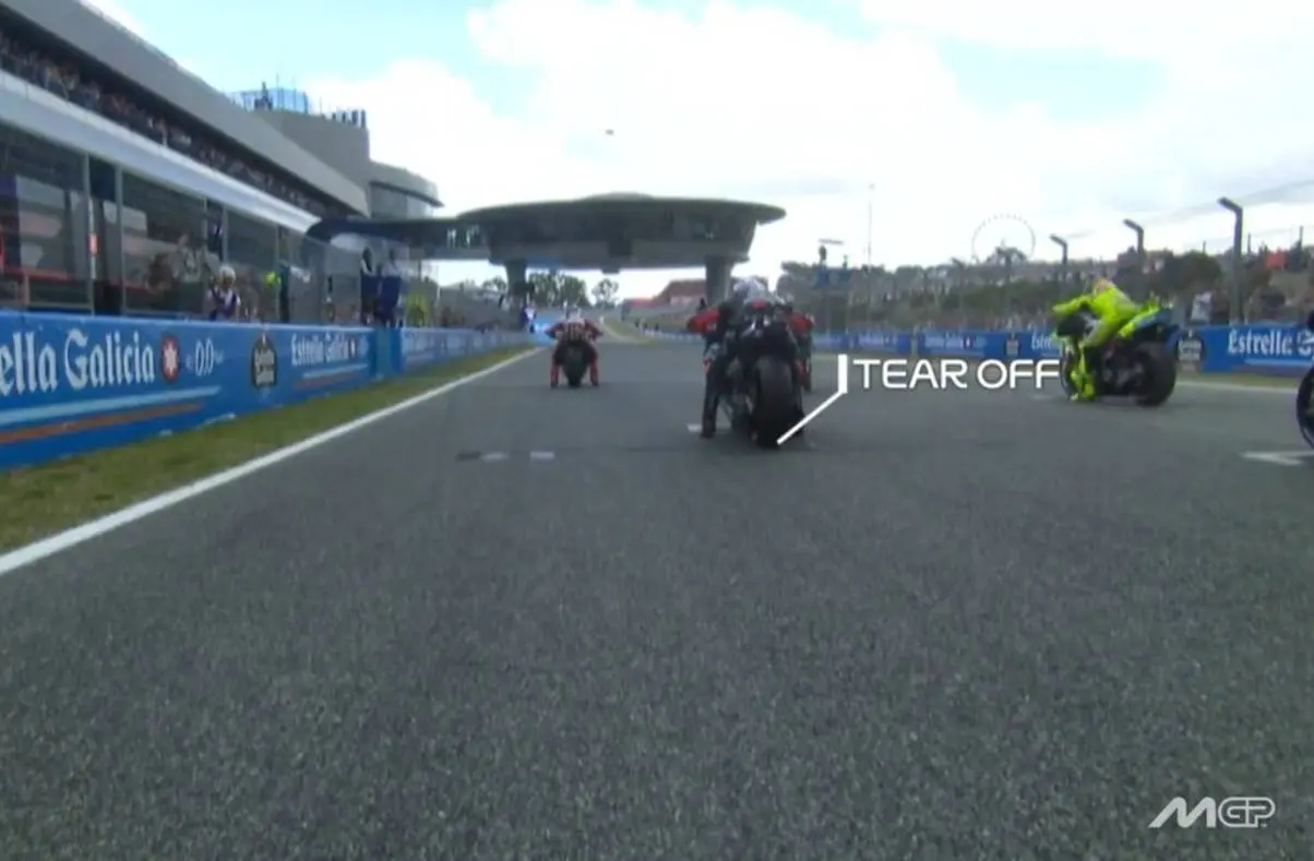 Tear off maledetto al via, poi la pioggia: la giornata no di Bezzecchi a Jerez