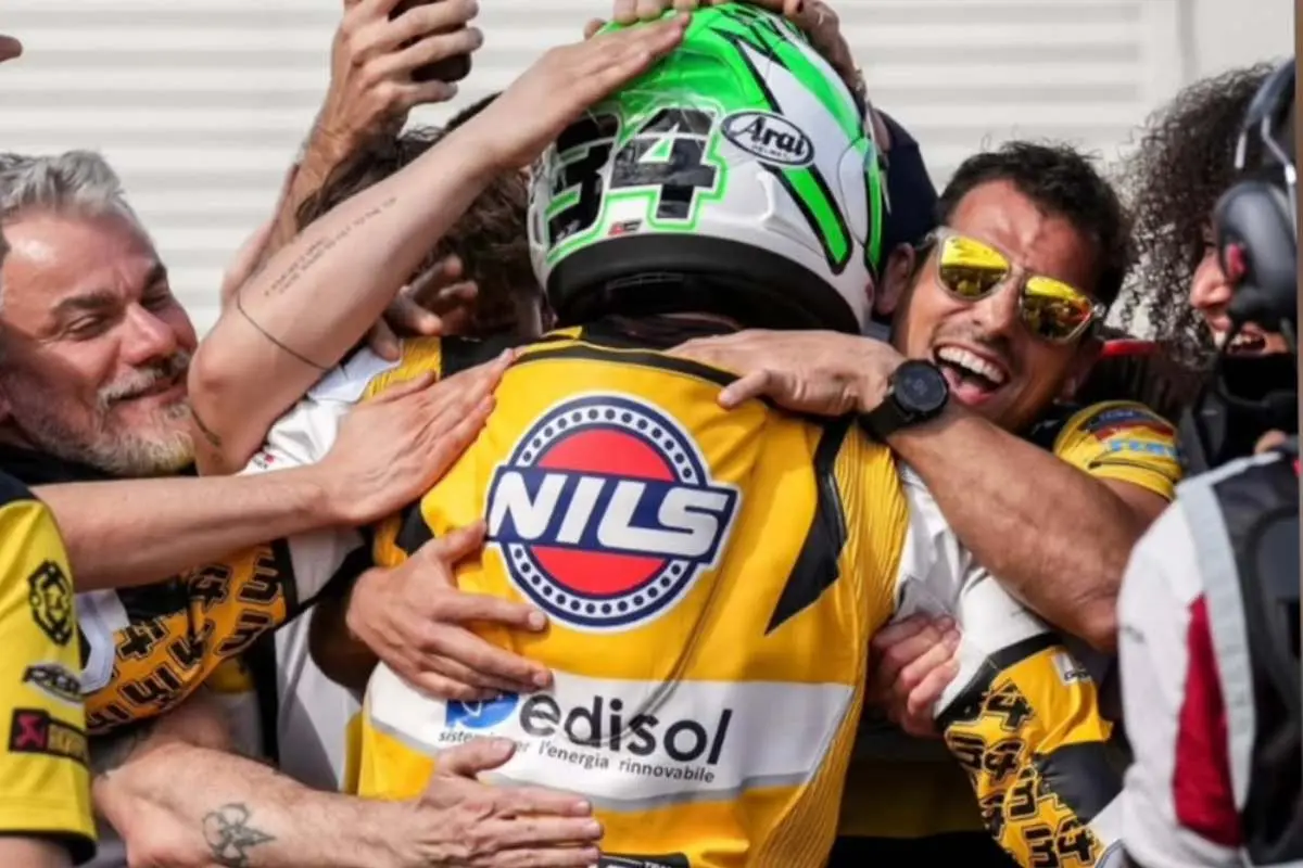 Denis Sacchetti abbraccia Lorenzo Baldassarri del team Go Eleven Superbike WorldSBK