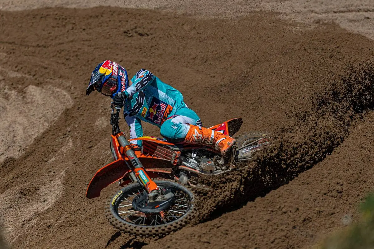 Laengenfelder conquers Sardinia too: MX2 double win and lead secured, KTM celebrates