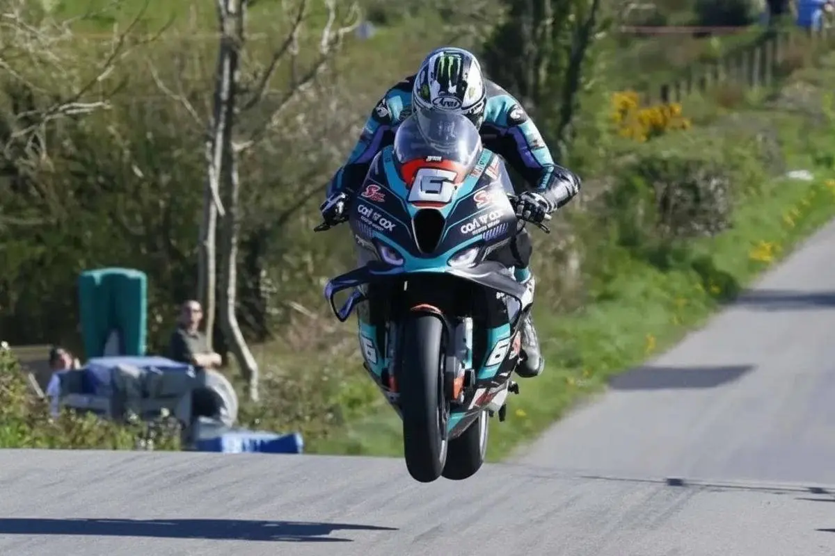 Michael Dunlop vince tutto e con tutte le moto alla Cookstown 100