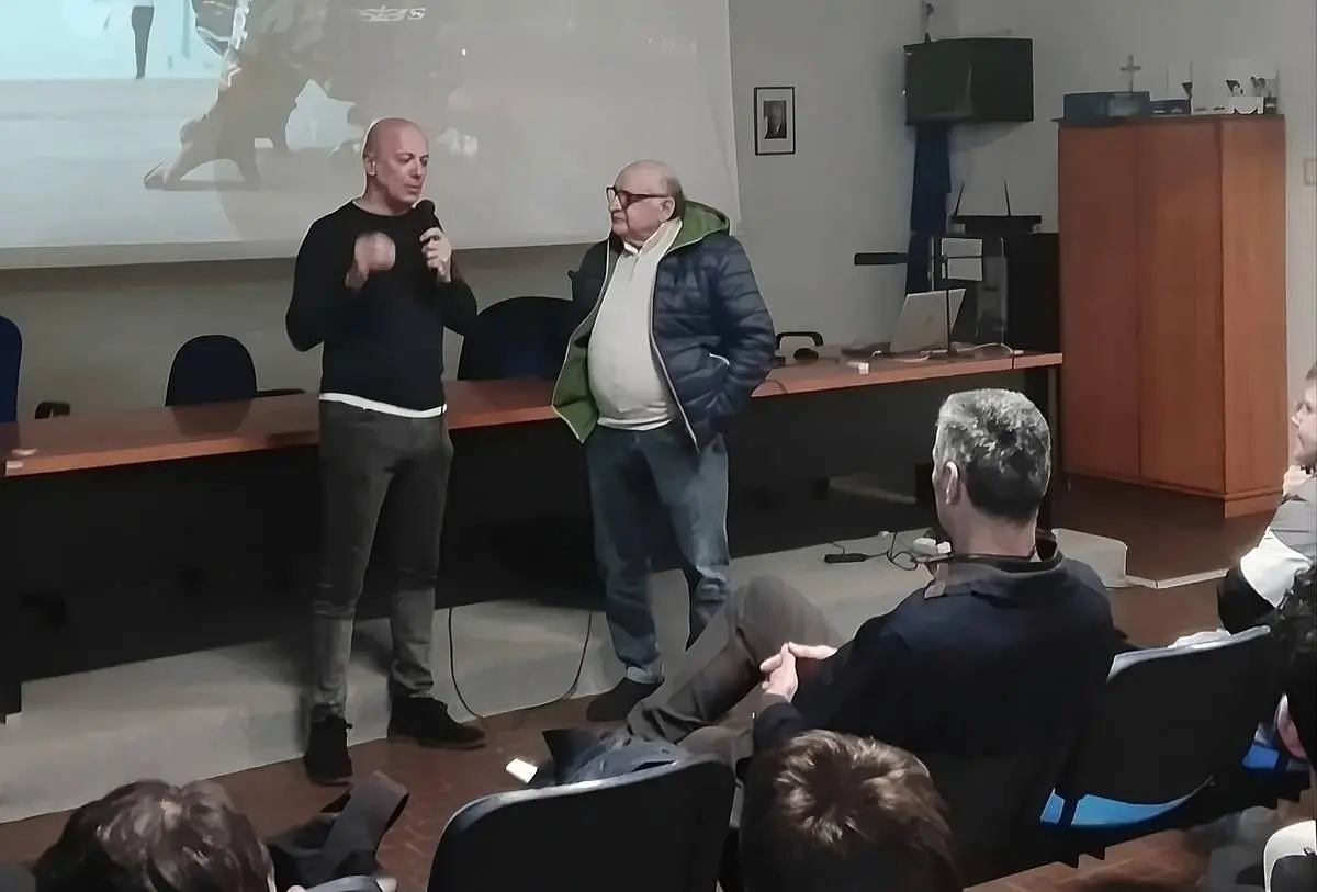 MotoGP, technology and dreams: Romagnoli returns to "his" ITIS in Urbino and captivates 300 students
