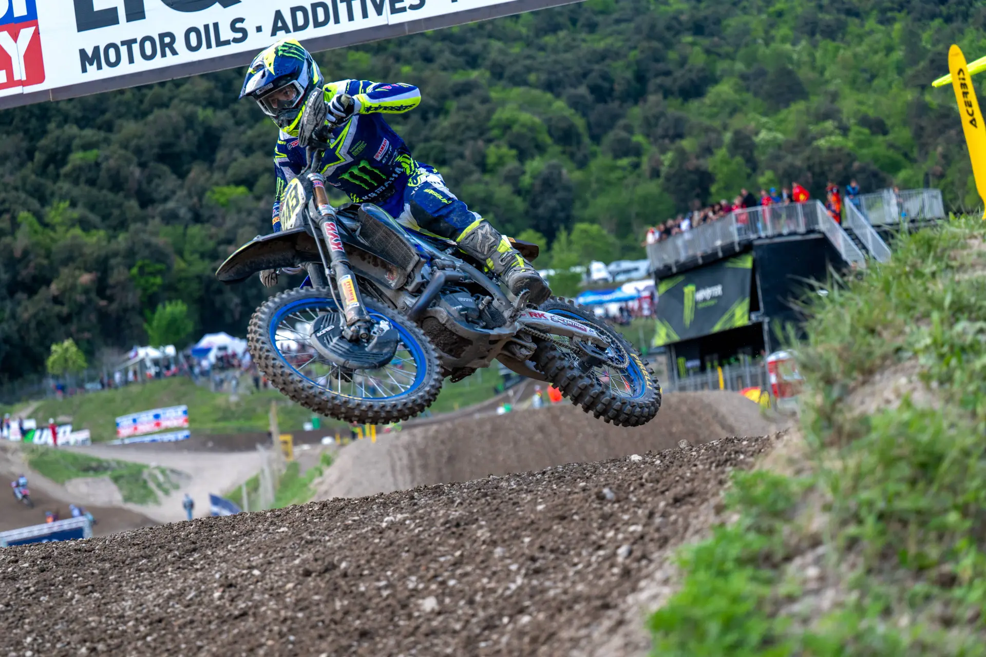 Spinta dei tifosi e grinta: Gajser emoziona, in MXGP Yamaha corre