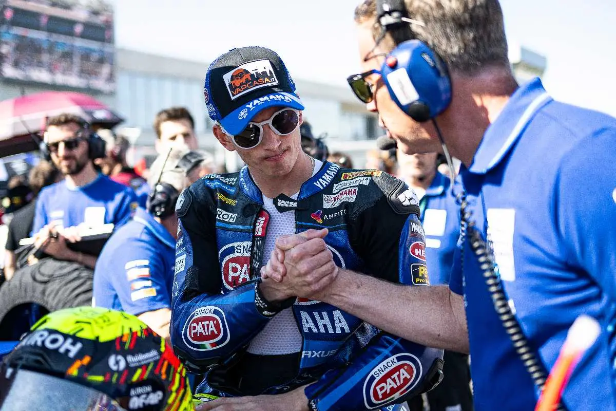 Superbike, Locatelli penalized: "Better not to comment." Lowes and Lecuona defend him