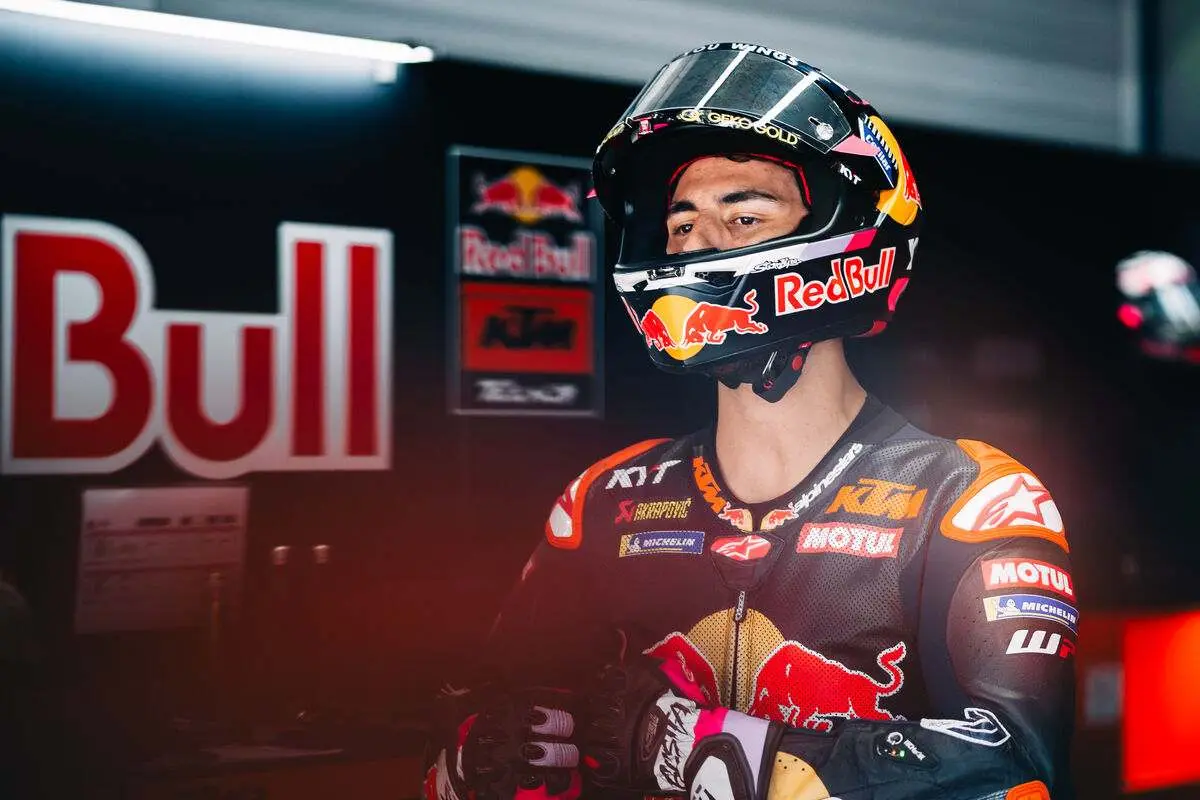 Enea Bastianini pilota KTM Tech3 MotoGP nel box