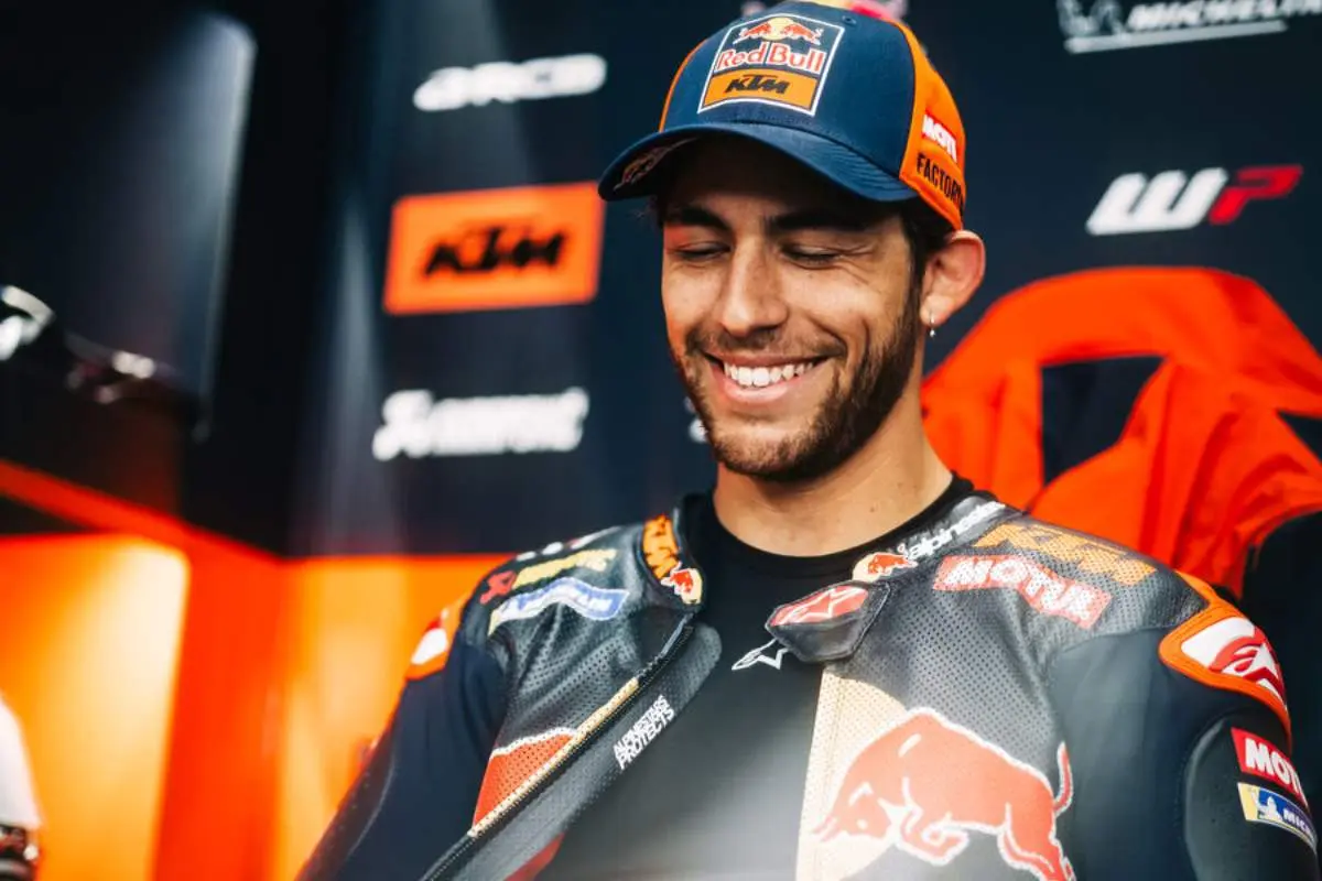 Enea Bastianini pilota KTM Tech3 MotoGP seduto nel box del suo team