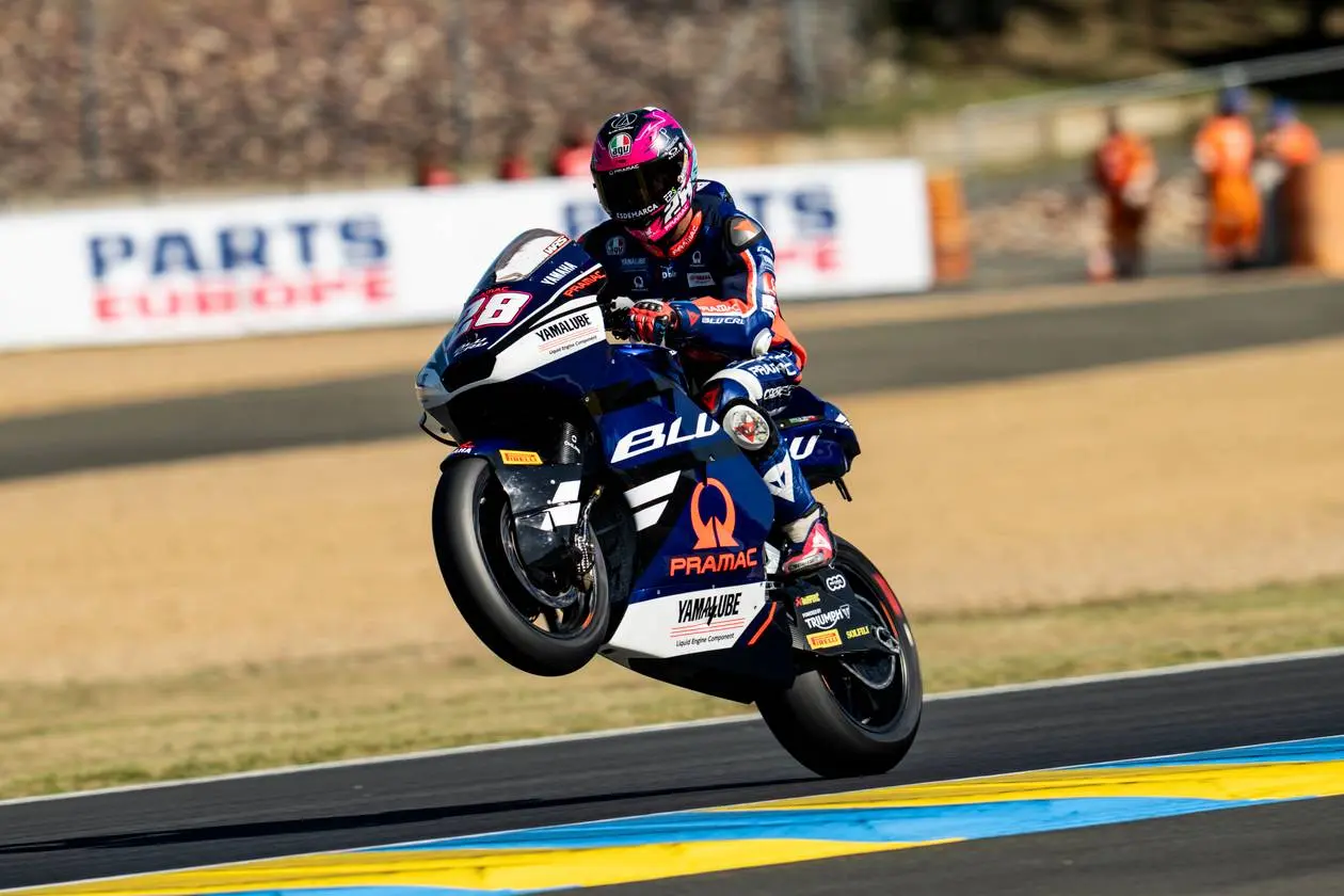 What a pole at Le Mans! Izan Guevara sets the Moto2 lap record, Boscoscuro and Pramac Yamaha celebrate