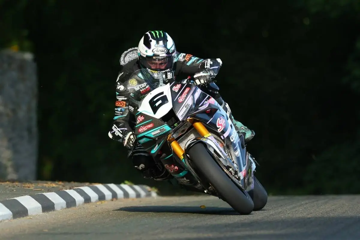 Michael Dunlop scarta la super Ducati Panigale V4 R per il TT: se ne riparla per il 2027