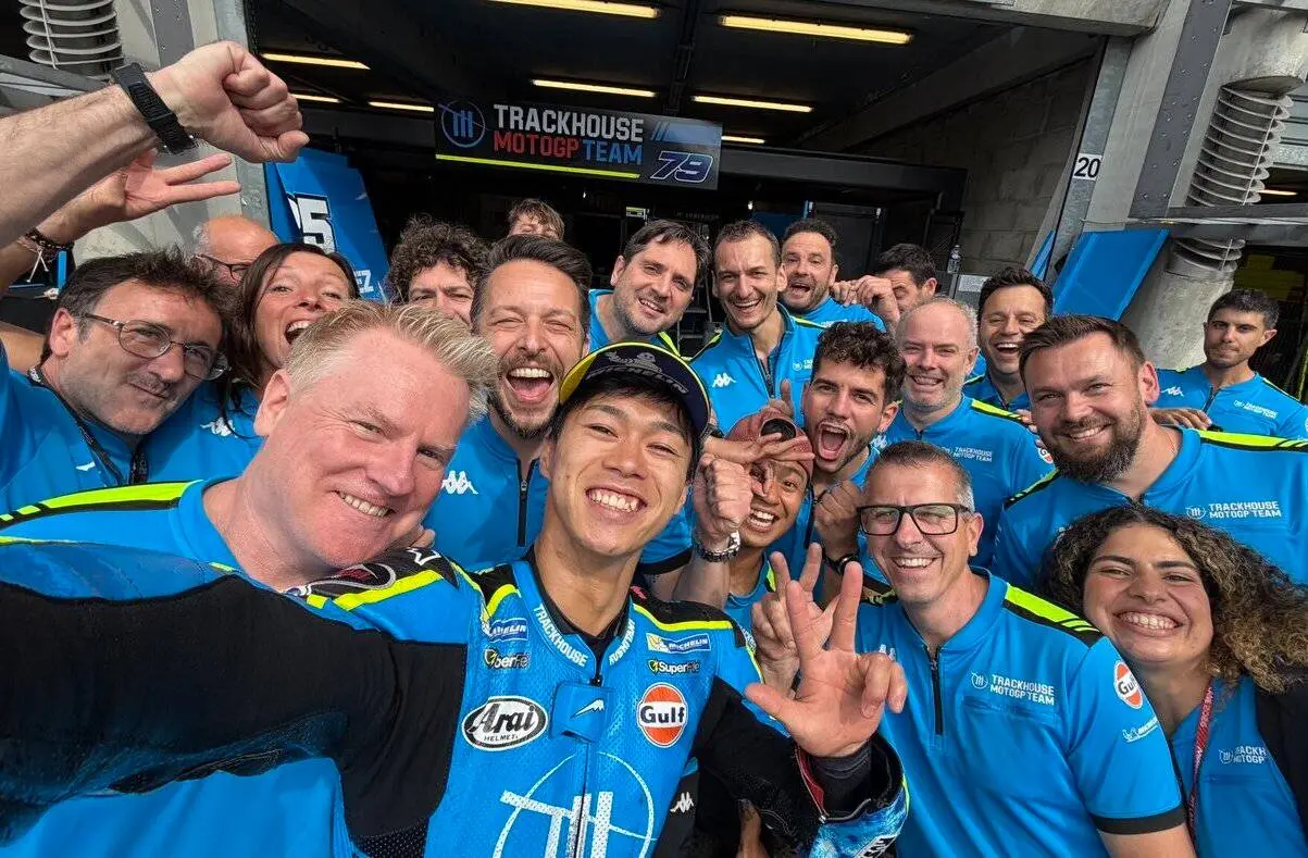 Impresa Ogura a Le Mans: primo podio MotoGP nella festa Aprilia e riaccende il Sol Levante