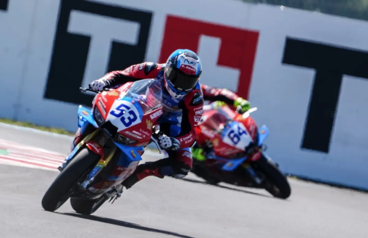 Supersport Balaton Gara 1: Debise li ha fregati ancora, ZXMoto si gode il tris