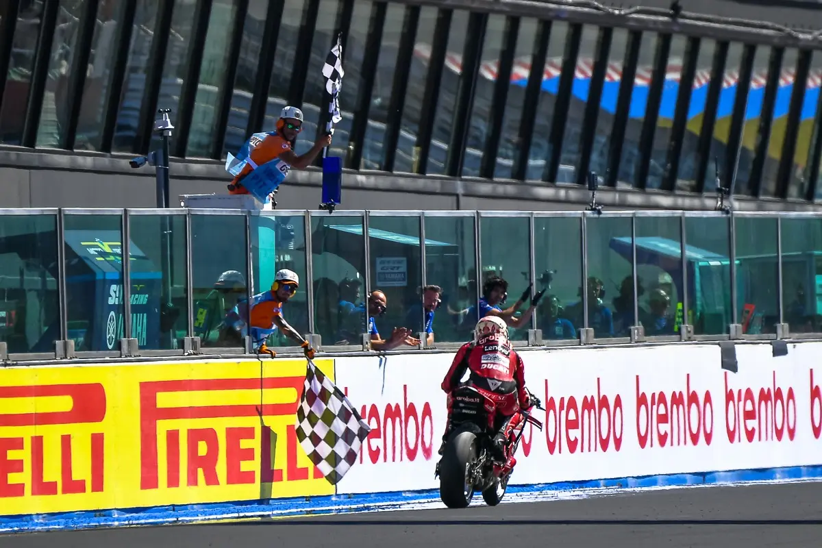 SBK Misano: Sfida sprint senza storia, Nicolò Bulega non finisce mai