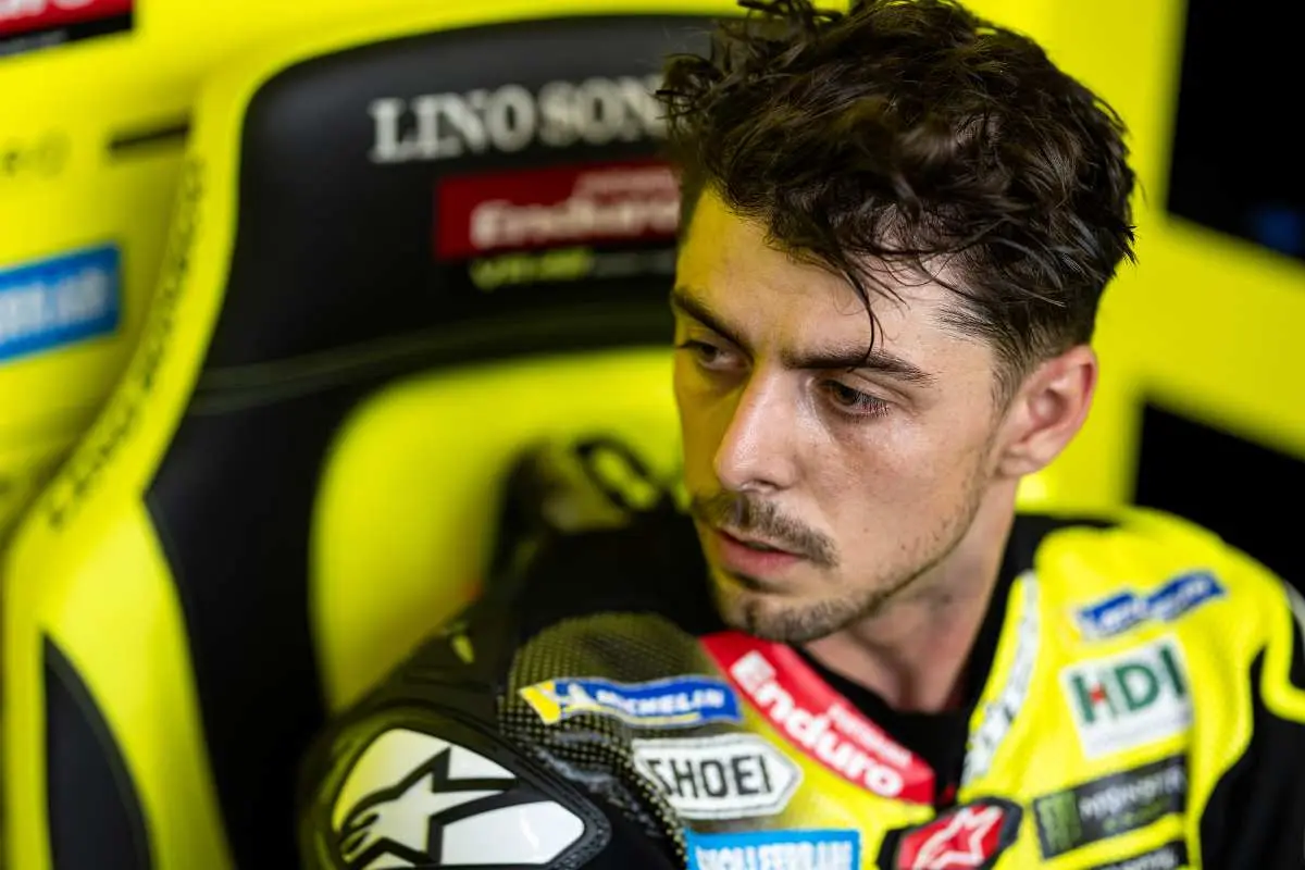 Fabio Di Giannantonio pilota VR46 MotoGP seduto nel box