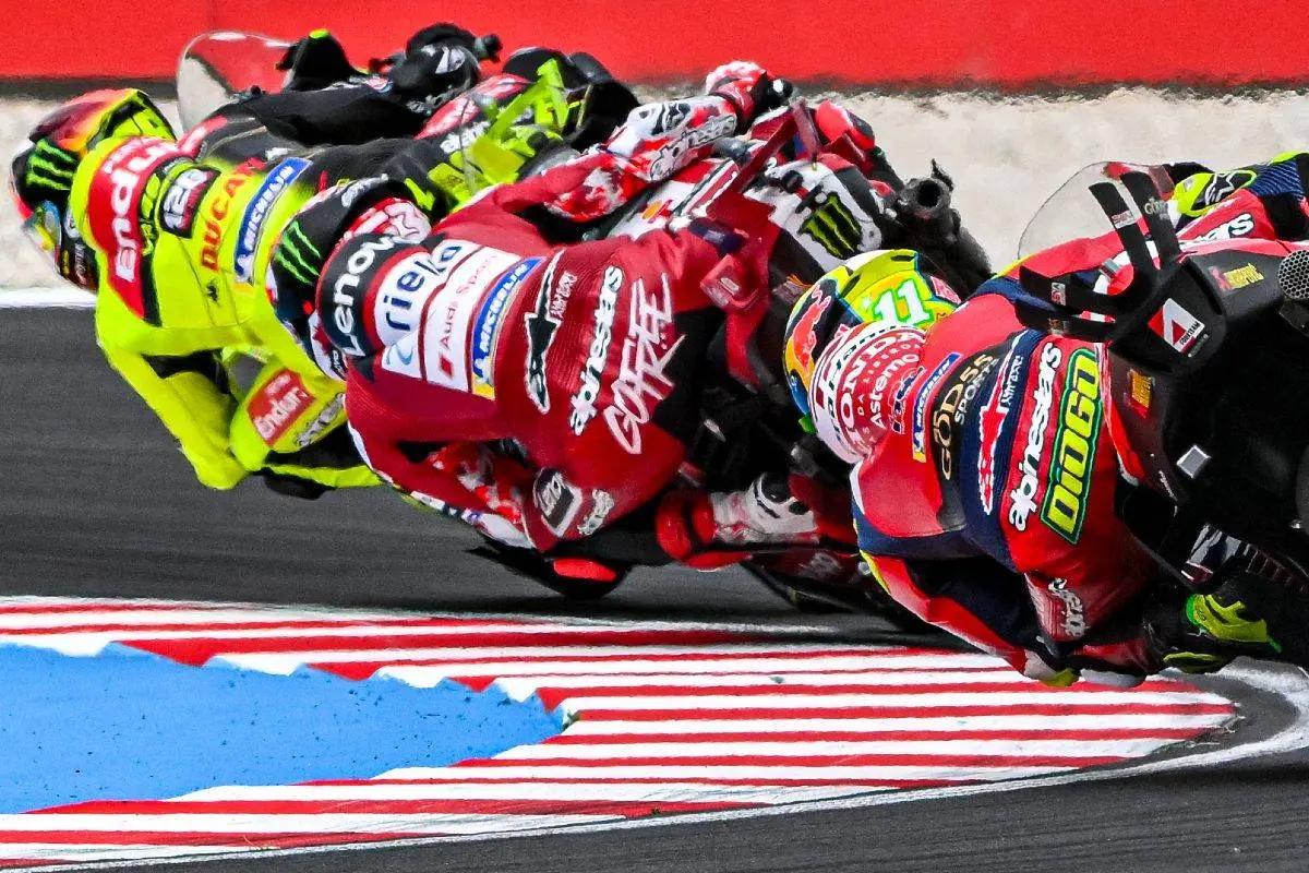 La nuova rivoluzionaria era della MotoGP inizia al buio