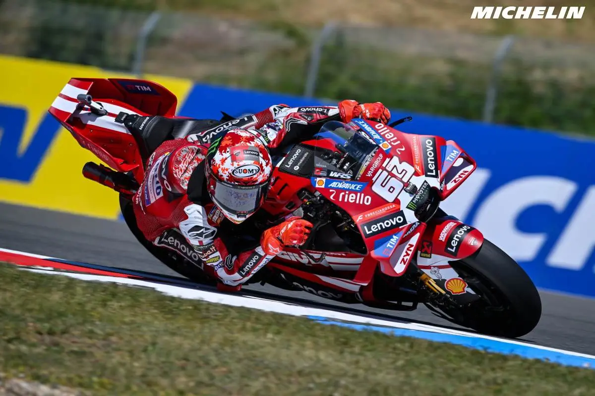 Sprint MotoGP Brno: Bagnaia resiste a Ogura e trionfa, disastro Bezzecchi